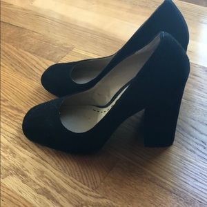 Square toe pump